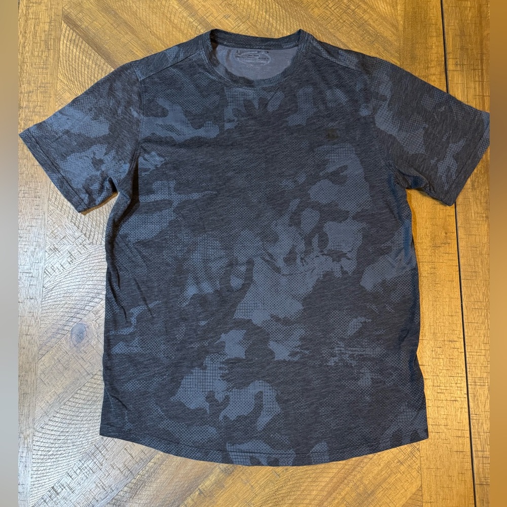 Under Armour Men's Black Camo Shirt Medium